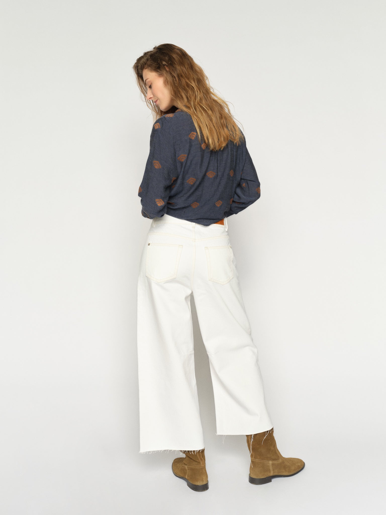 Modelshot / White / Detail